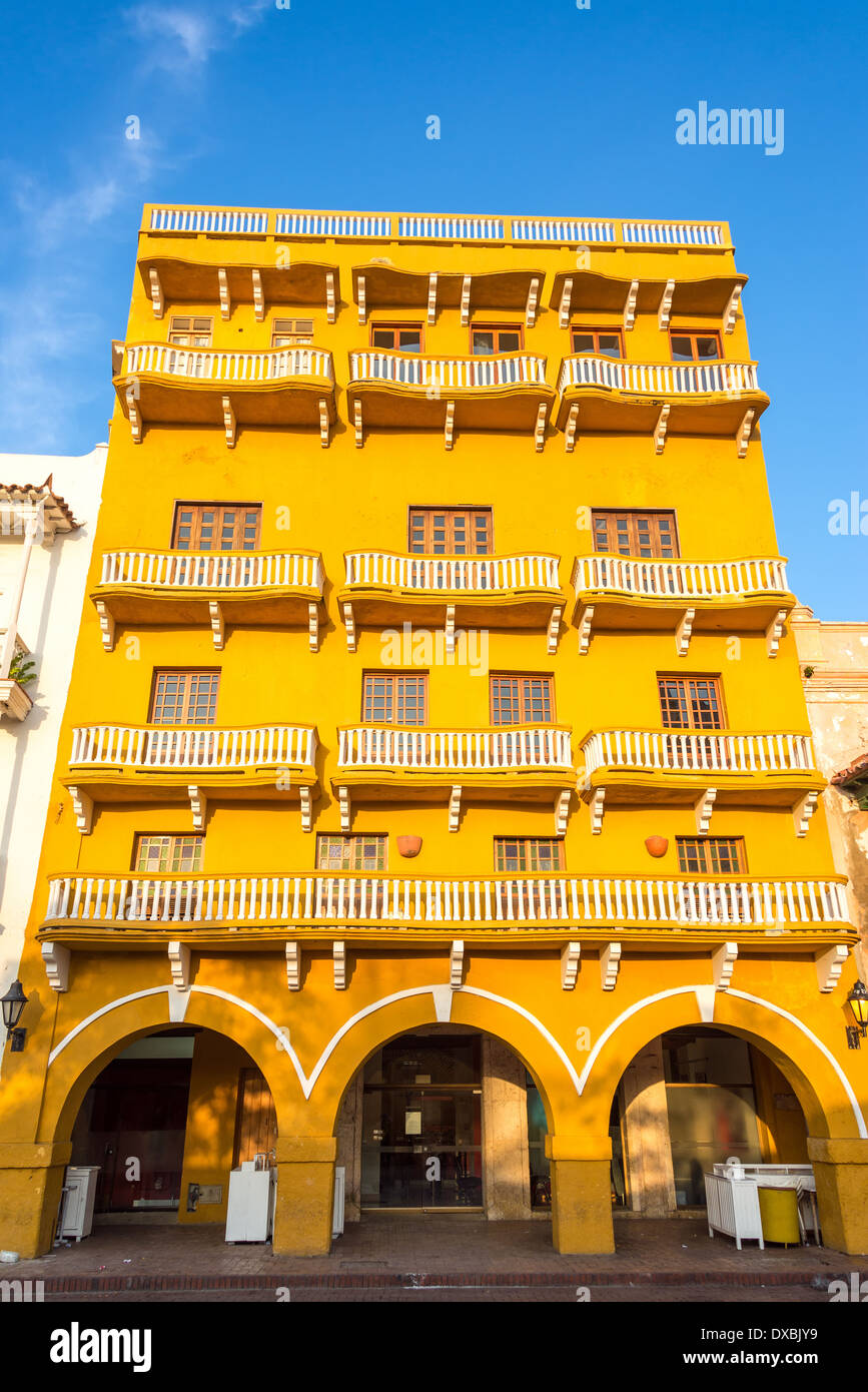 Architettura storica di un giallo edificio coloniale nel centro storico di Cartagena, Colombia Foto Stock