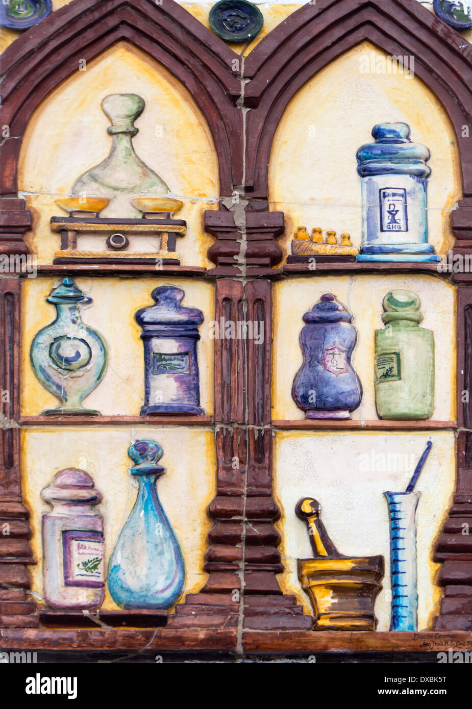 A Medina Sidonia, la provincia di Cadiz Cadice, Andalusia, Spagna. Le piastrelle di ceramica al di fuori di una farmacia. Foto Stock