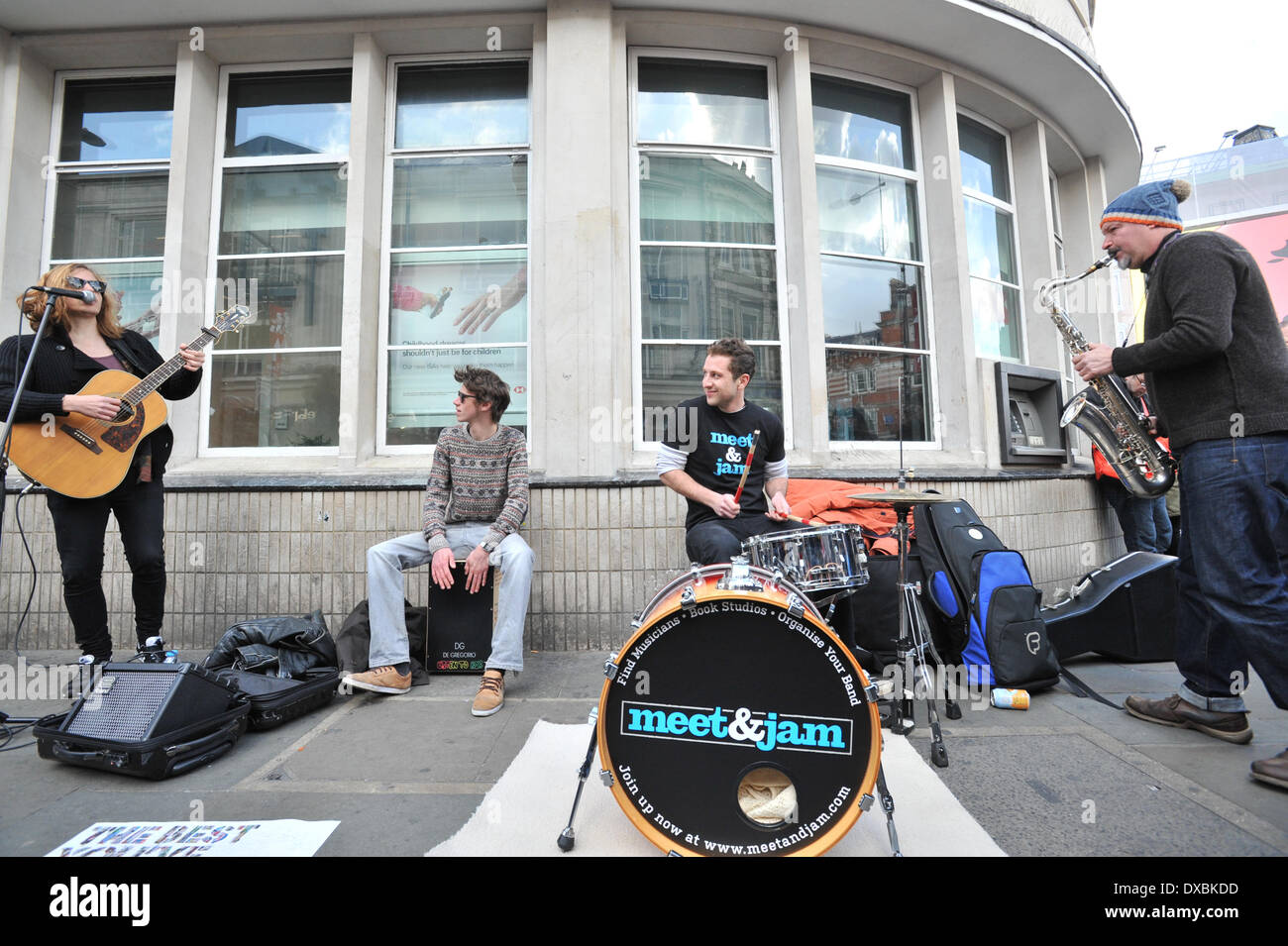 Camden Town, Londra, Regno Unito. Il 23 marzo 2014. Buskers stadio a 'Meet e marmellata' busk in segno di protesta contro il musicista di strada senza una licenza di Camden diventando punibile con una multa fino a £ 1.000 Credito: Matteo Chattle/Alamy Live News Foto Stock