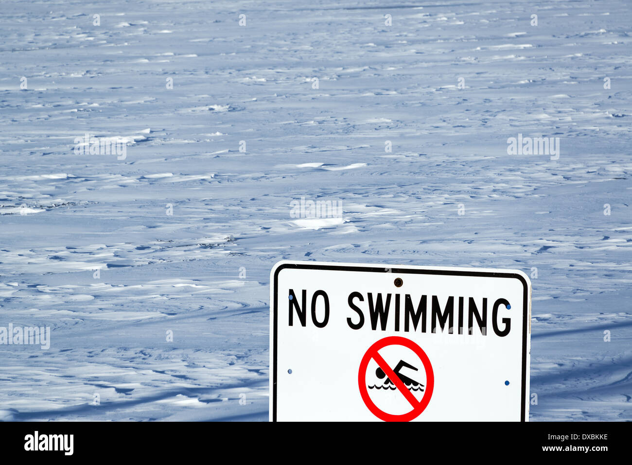 Nessun segno di nuoto sulla riva del lago Michigan a Chicago in inverno Foto Stock