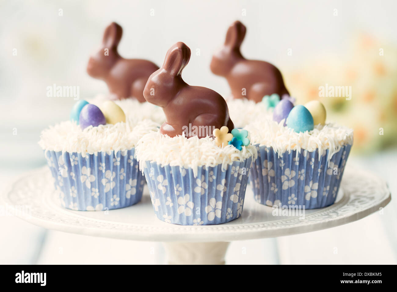 Tortine decorate con cioccolato conigli pasquali Foto Stock