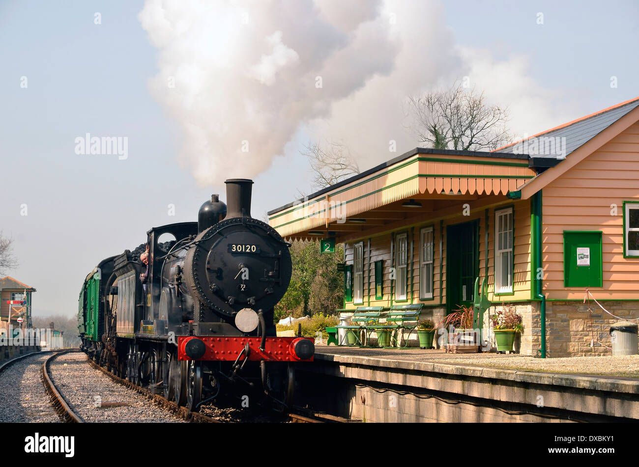 La rievocazione di una tipica Dorset derivazione di linea treno dei tardi anni cinquanta sulla ferrovia a Swanage, a Harmans Cross Station Foto Stock