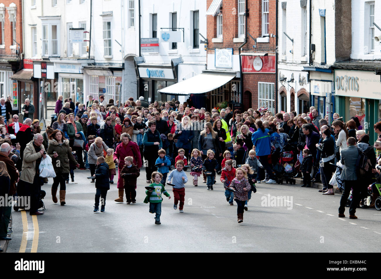 Per bambini gara di pancake, Martedì Grasso, Alcester, Warwickshire, Regno Unito Foto Stock