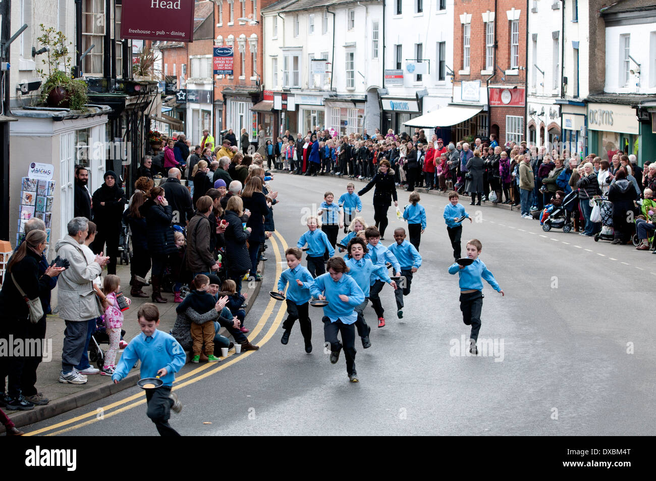 Per bambini gara di pancake, Martedì Grasso, Alcester, Warwickshire, Regno Unito Foto Stock