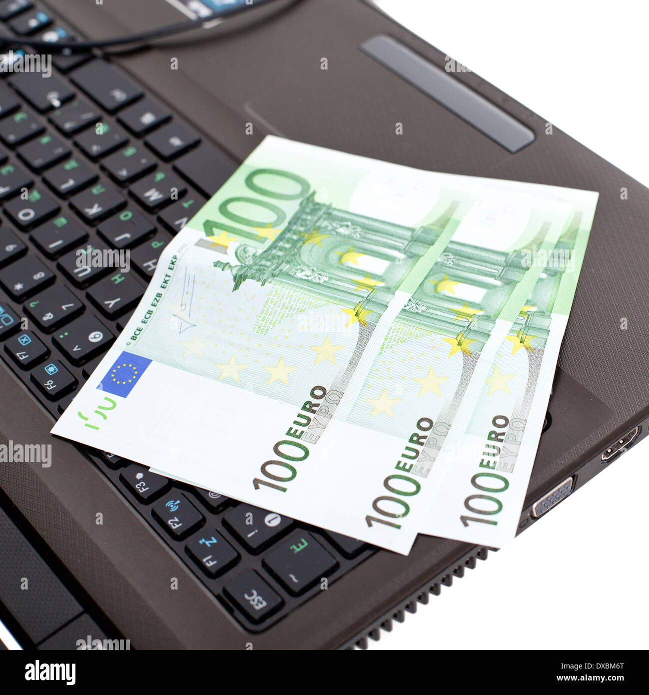 100 Euro Bills sulla tastiera di un computer portatile - Home Office,  freelancing, Online il concetto di reddito Foto stock - Alamy