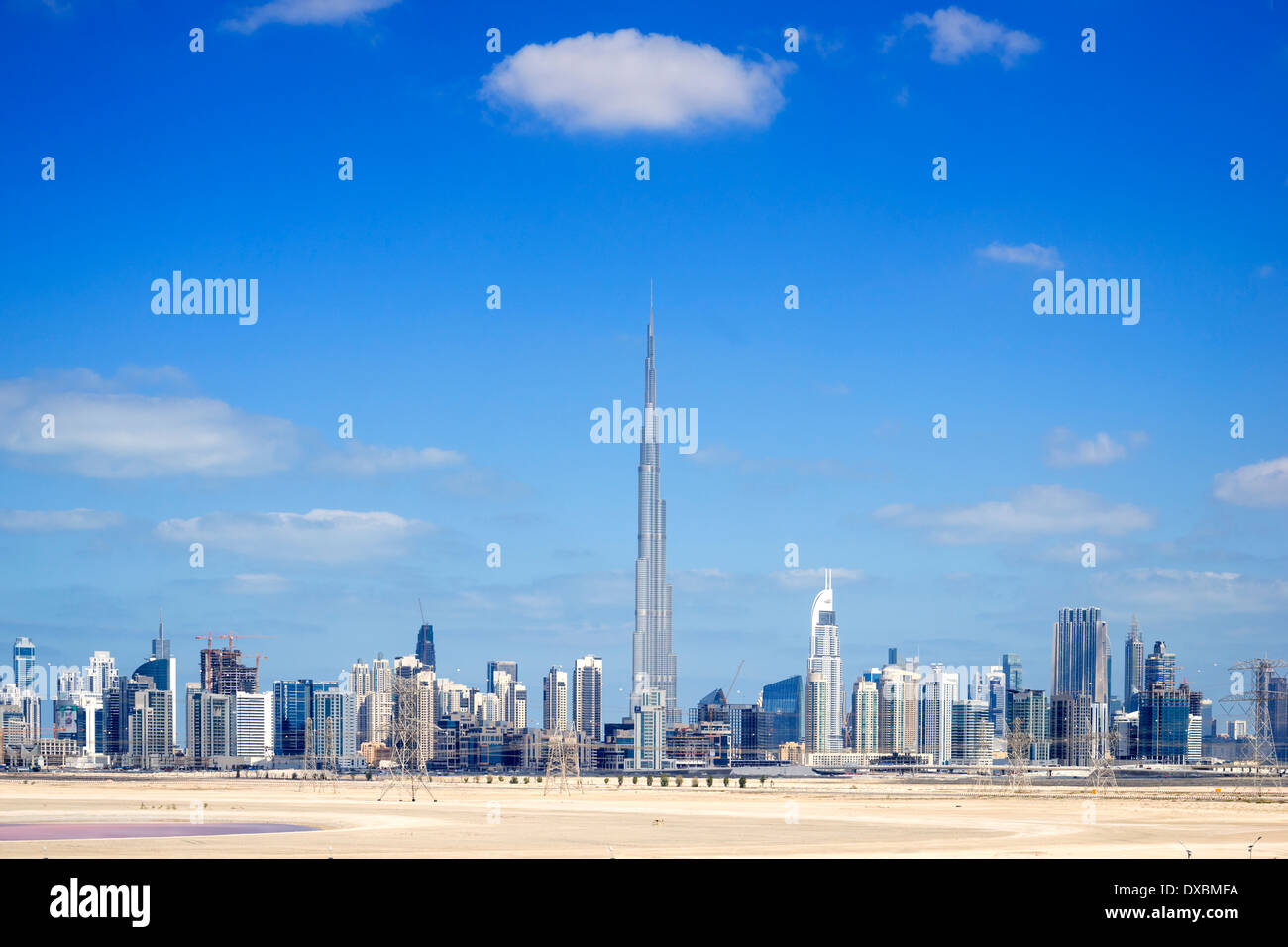 Skyline di Dubai dal deserto in Emirati Arabi Uniti Foto Stock