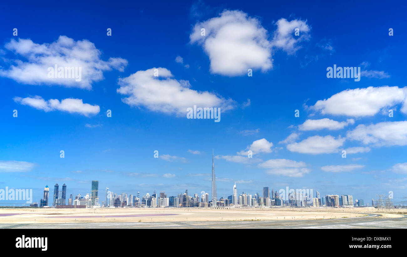Skyline di Dubai dal deserto in Emirati Arabi Uniti Foto Stock