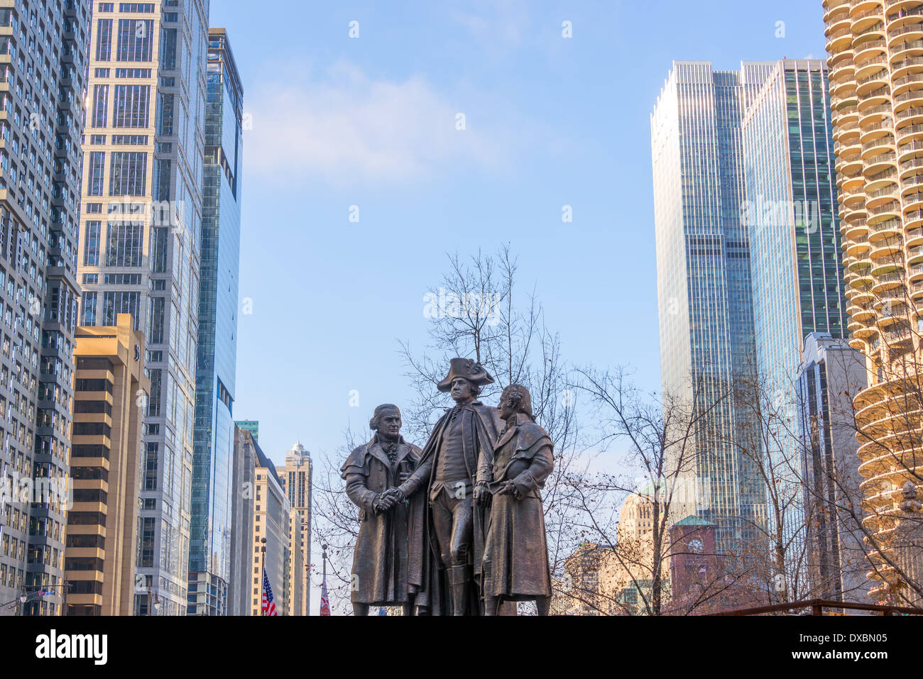 Pubblico la statua di George Washington con grattacieli su entrambi i lati nel centro di Chicago Foto Stock