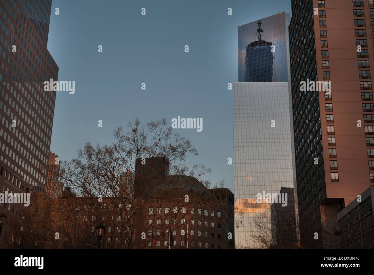 Tramonto riflesso su 4 World Trade Center di Manhattan, New York City. Foto Stock