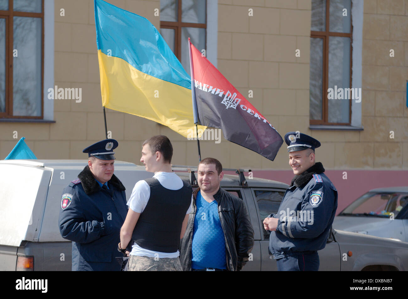 Odessa, Ucraina. 23 Mar, 2014. La polizia è sotto il rosso e il nero bandiera della destra radicale settore. Odessa evromaydan a sostegno dell'integrazione europea. Concerto-rally sostenitori dell unificazione dell'UE e dell'Ucraina. In un rally a cui hanno partecipato più di 500 persone Credito: Andrey Nekrasov/Alamy Live News Foto Stock