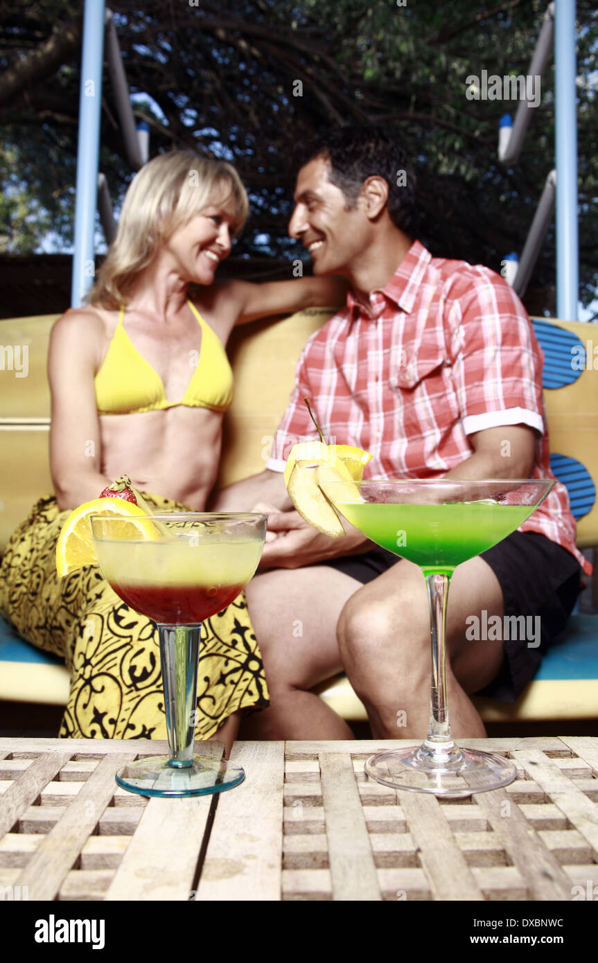 Adulto Giovane seduto con cocktail Foto Stock