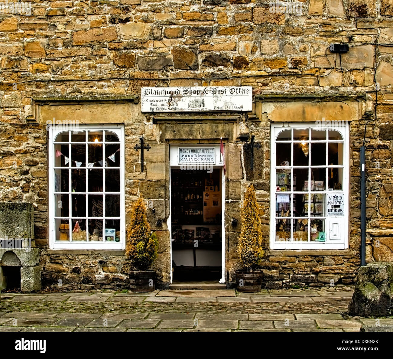 Il villaggio di Post Office e il negozio in Blanchland, Northumberland, Inghilterra. Foto Stock