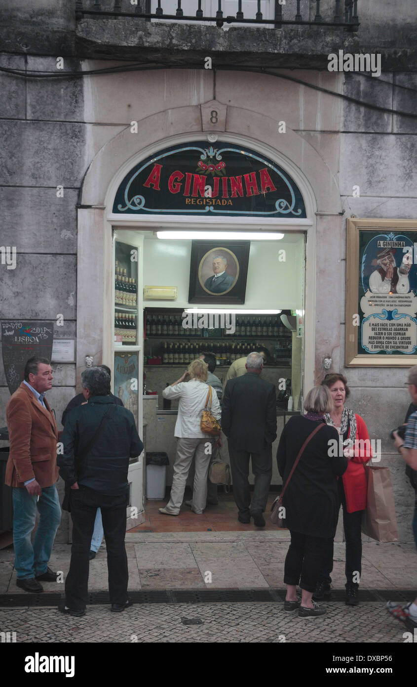 A Ginjinha, un liquore portoghese shop in Praça de São Domingos, Lisbona, (Lisboa), Portogallo. Foto Stock