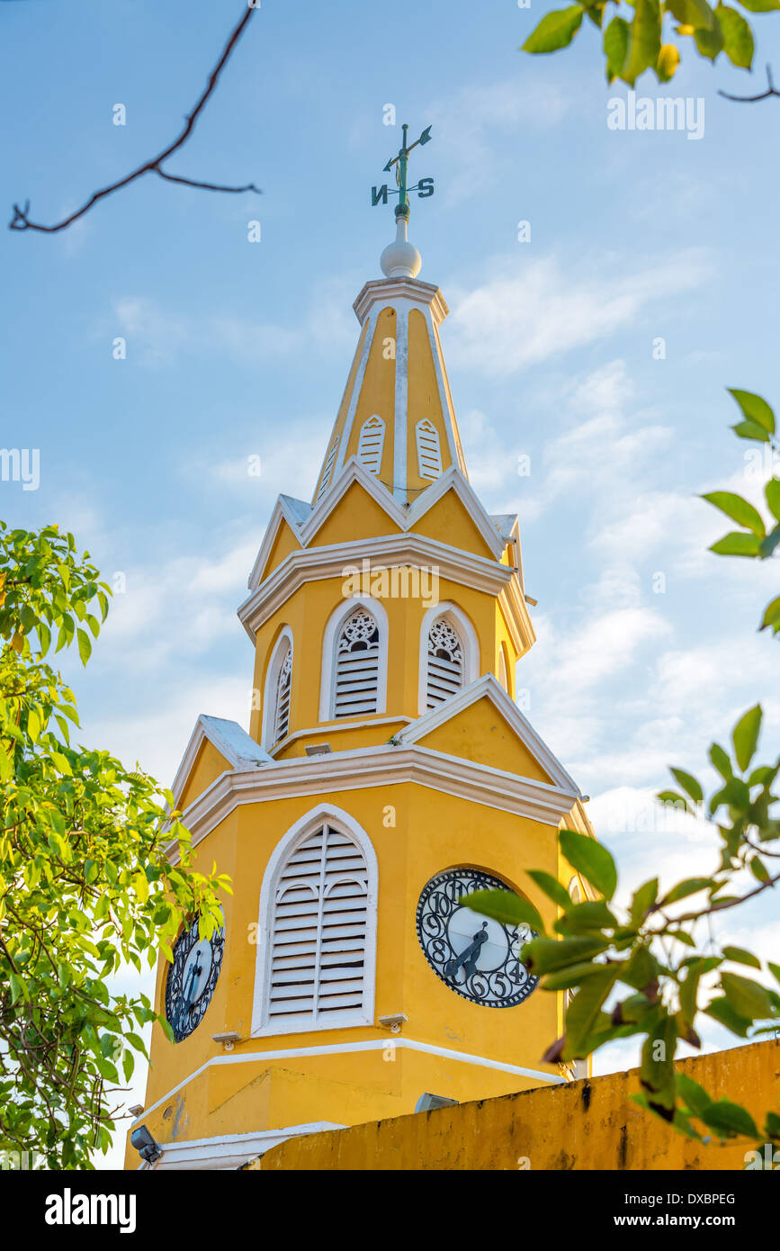 Giallo TORRE clocker segnando l'entrata principale al centro storico di Cartagena, Colombia Foto Stock