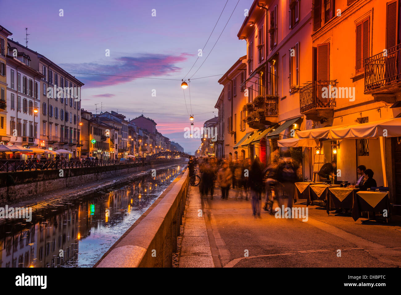 Vista notturna del Naviglio Grande canal, Milano, Lombardia, Italia Foto Stock