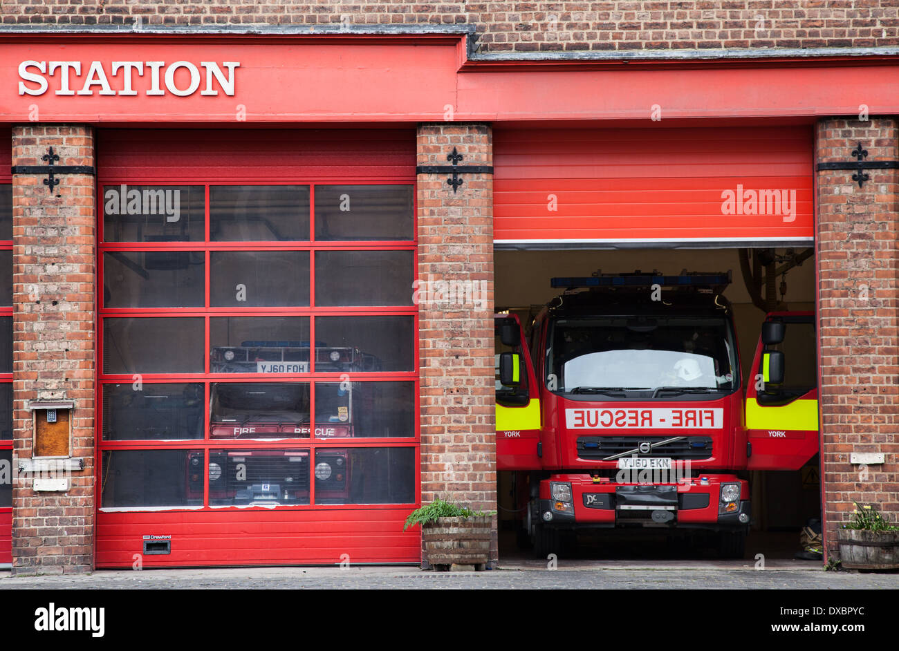 Stazione dei vigili del fuoco di entrata e il motore nella città di York, England, Regno Unito Foto Stock