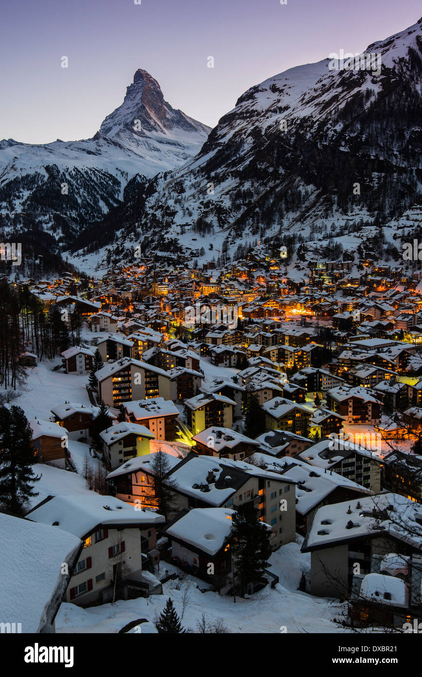 Crepuscolo inverno skyline con il Cervino dietro, zermatt wallis o il Vallese, Svizzera Foto Stock