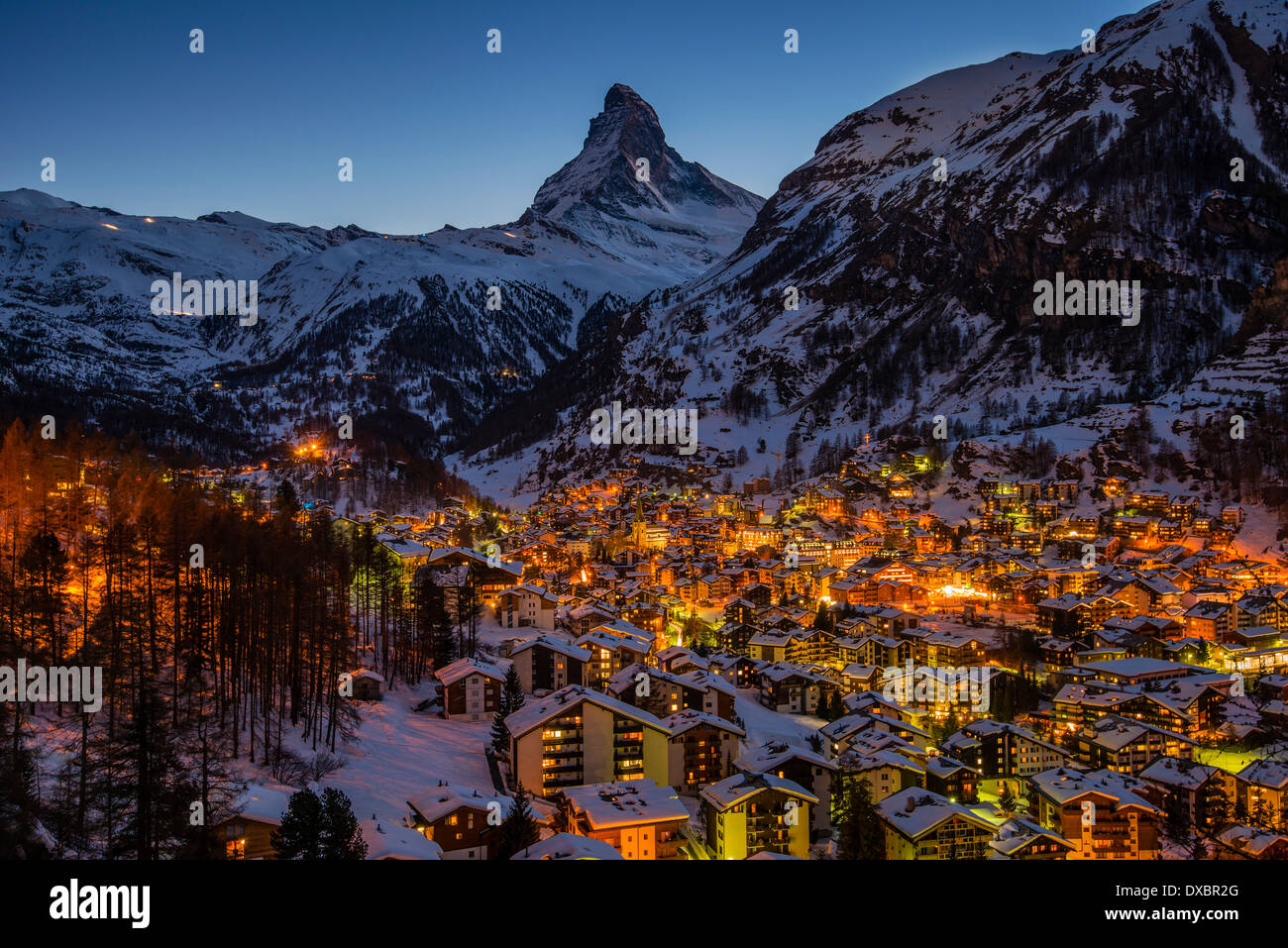 Lo skyline di notte con il Cervino dietro, zermatt wallis o il Vallese, Svizzera Foto Stock