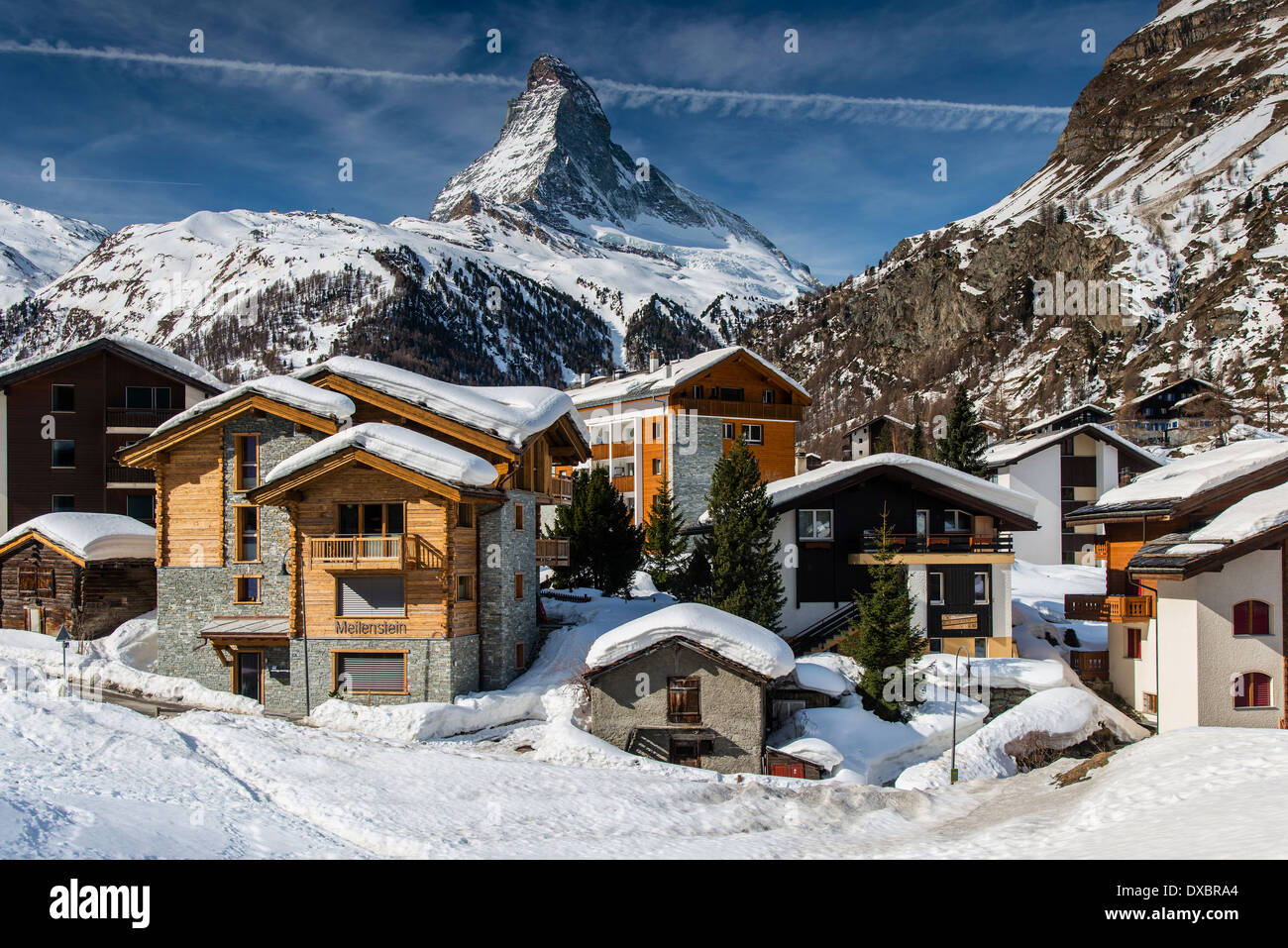 Vista invernale del villaggio di montagna di Zermatt, Vallese o Vallese, Svizzera con il Cervino dietro Foto Stock