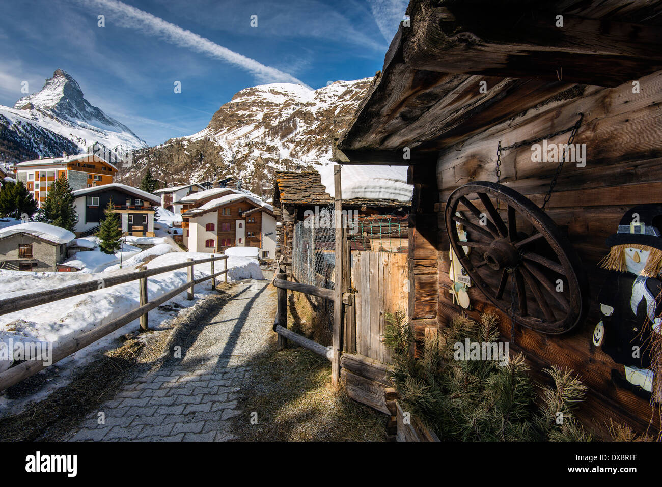 Vista invernale del villaggio di montagna di Zermatt, Vallese o Vallese, Svizzera con il Cervino dietro Foto Stock