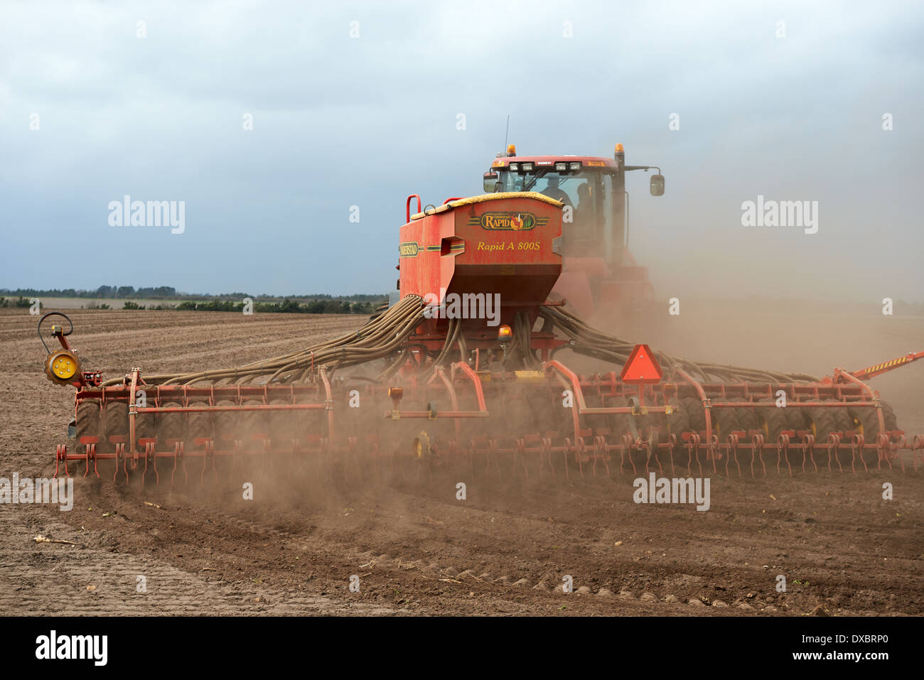 Coltivatore Vaderstad da un rapido A 800s orzo di cucitura Foto Stock