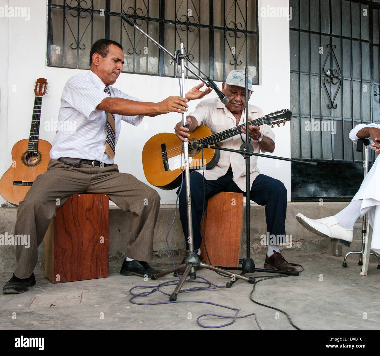 Musicisti tradizionali con la chitarra e 'cajón' nel villaggio Yapatera. Piura, Perù. Foto Stock