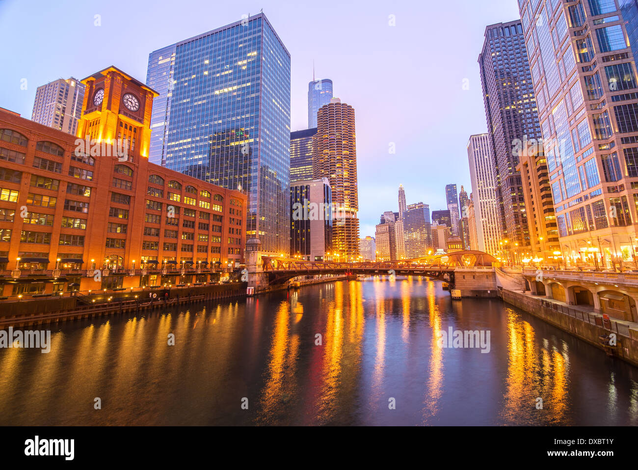 Vista dei grattacieli di downtown Chicago su entrambi i lati del fiume Chicago Foto Stock