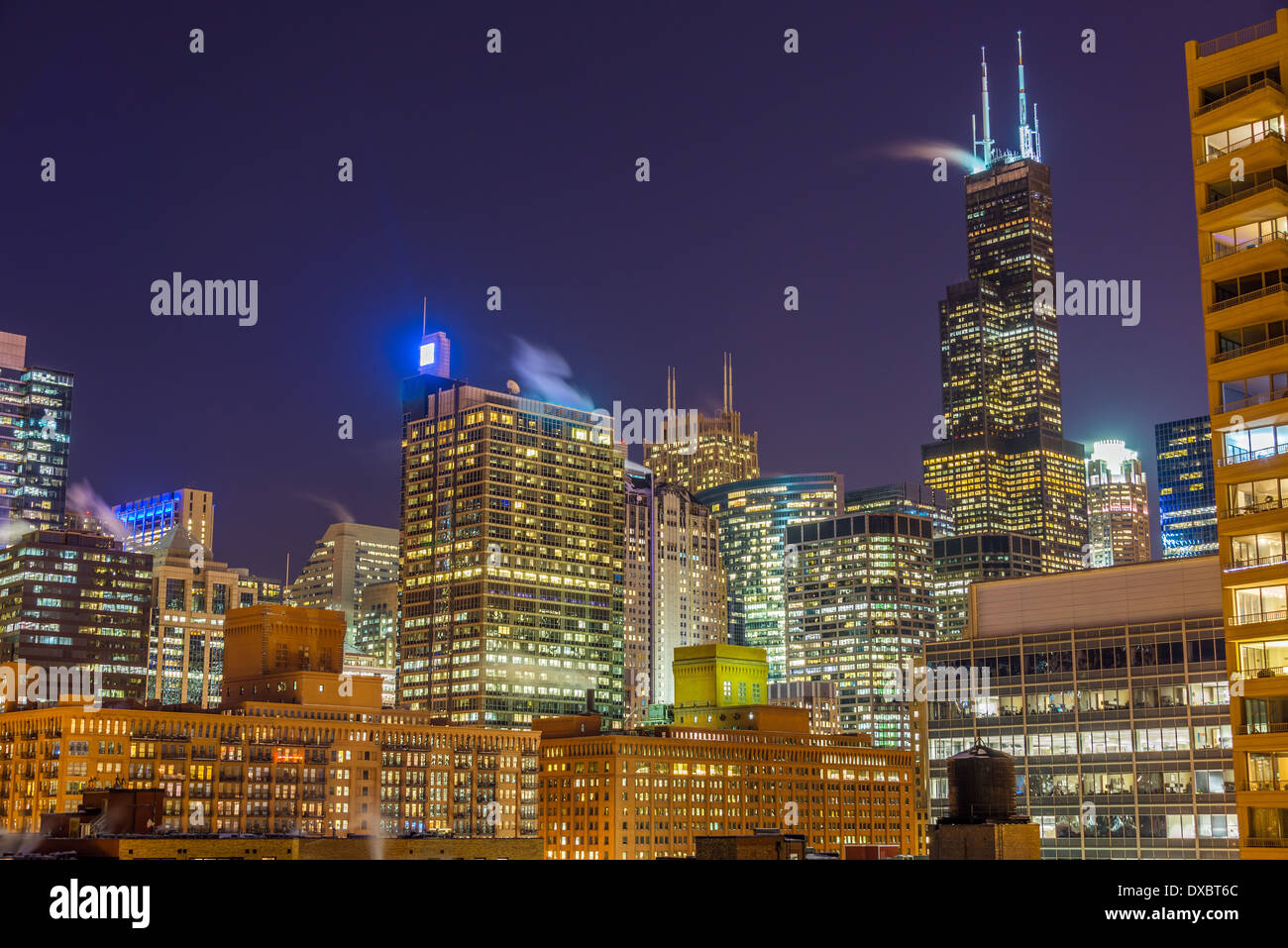 Vista dei grattacieli di Chicago durante le ore notturne Foto Stock