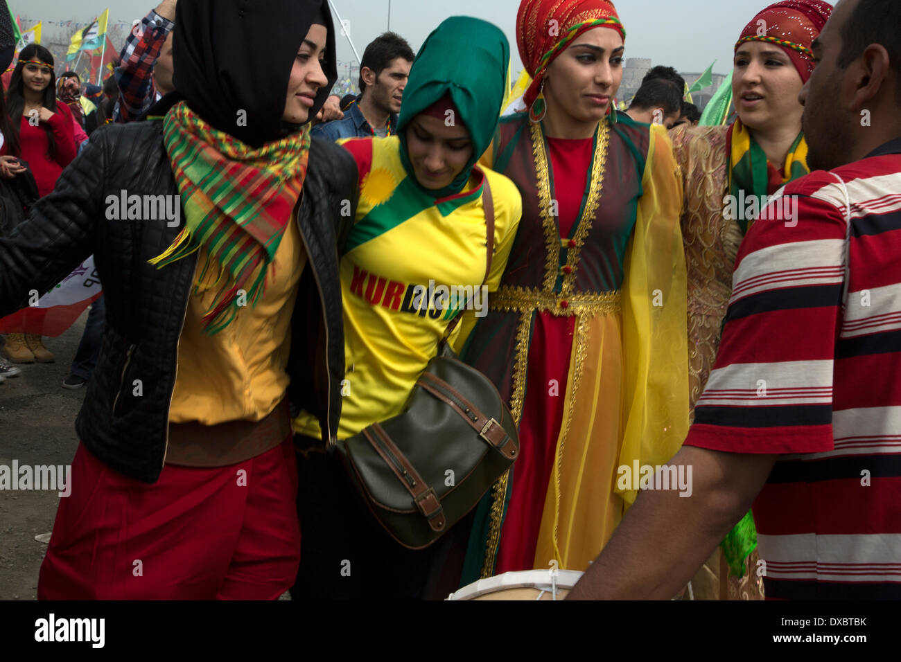 Kazlicesme, Istanbul. 23 Mar, 2014. Newrouz celebrazioni organizzate dalla BDP, un bagno turco di partito politico che promuove il nazionalismo curdo e Libertà per Abdullah Ocalan, carcerati leader del PKK. 23 marzo 2014, Istanbul. Foto di Bikem Ekberzade/Alamy Live News Foto Stock