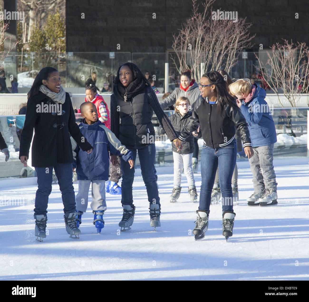 Persone il pattinaggio su ghiaccio a Lakeside Rink di Prospect Park di Brooklyn, New York Foto Stock