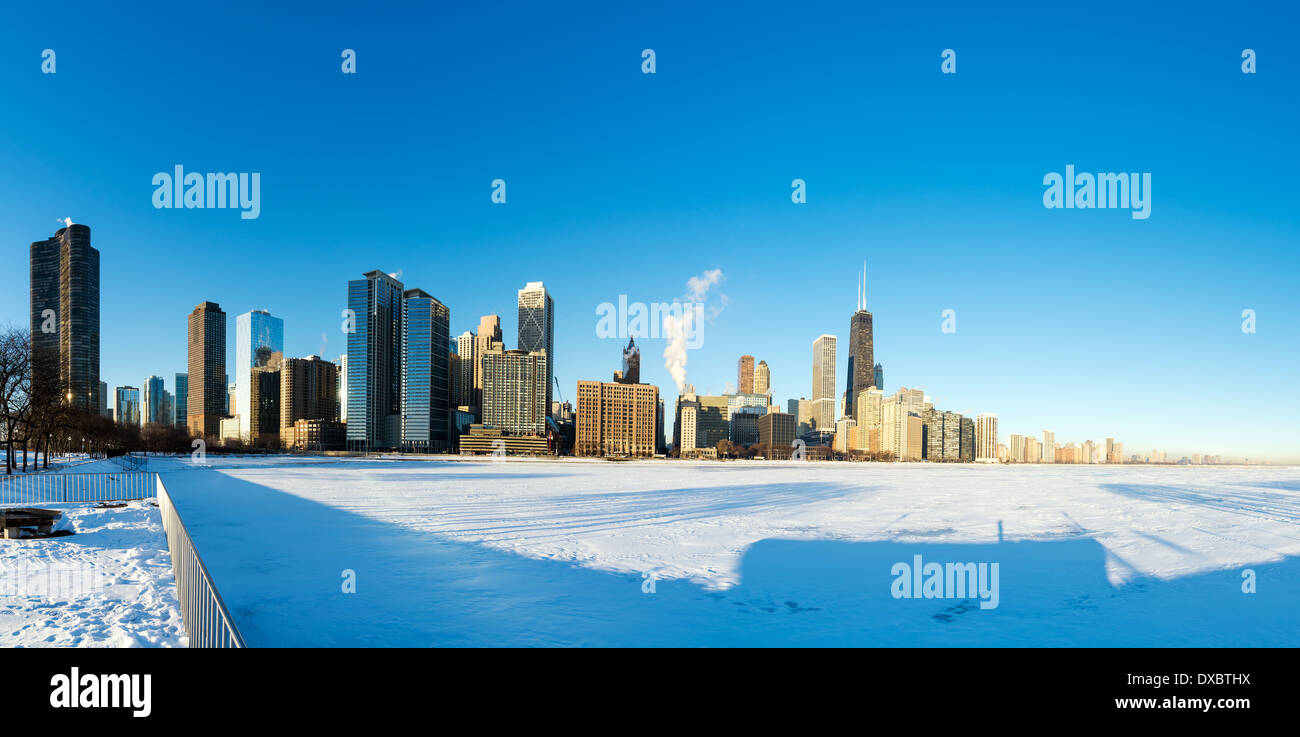 Vista panoramica del centro cittadino di Chicago con il lago ghiacciato Michigan in primo piano Foto Stock
