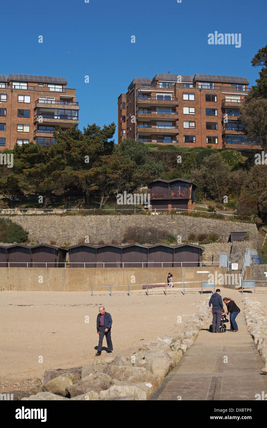 Branksome Chine promenade e torri Branksome station wagon, Poole in Marzo Foto Stock