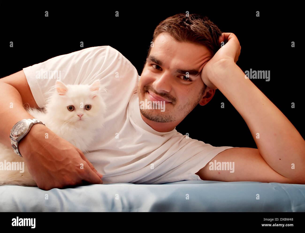 Il giovane e un gattino Foto Stock