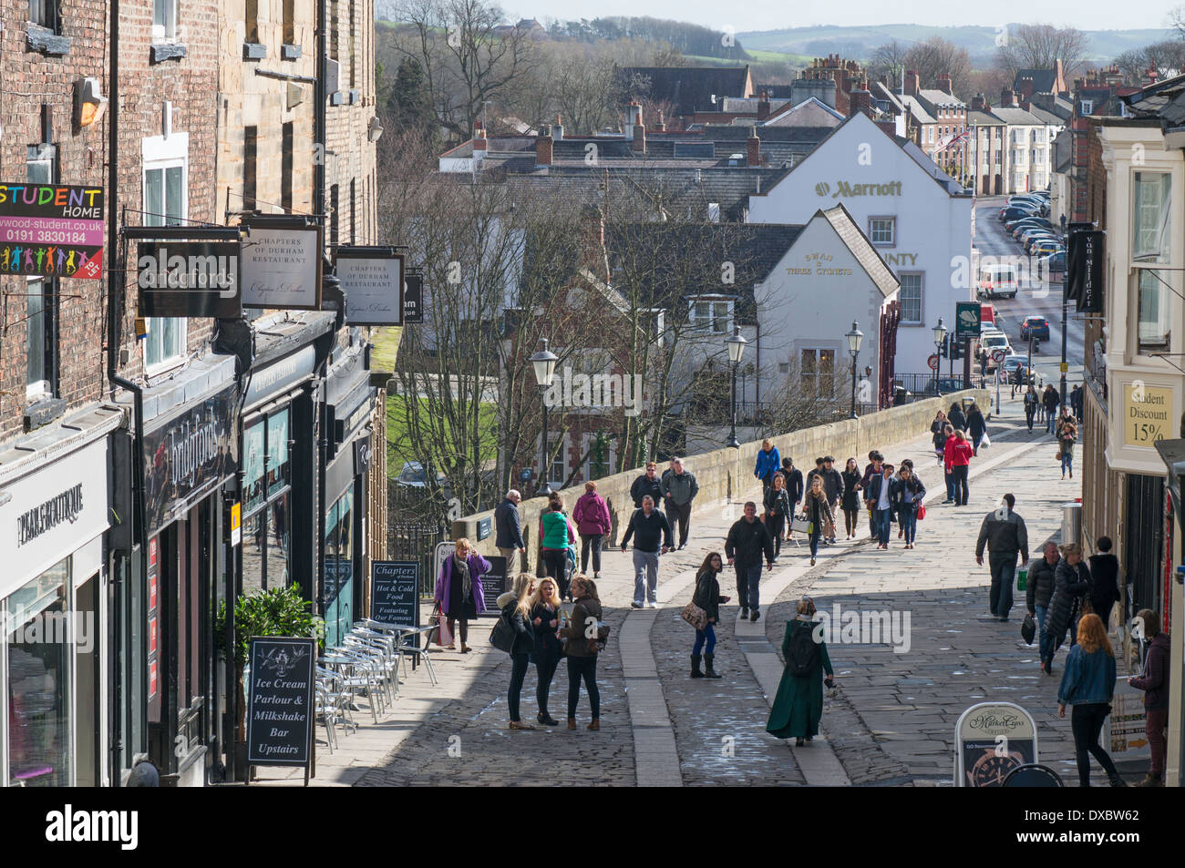 La gente camminare attraverso Ponte Elvet Durham city centre North East England Regno Unito Marzo 2014 Foto Stock