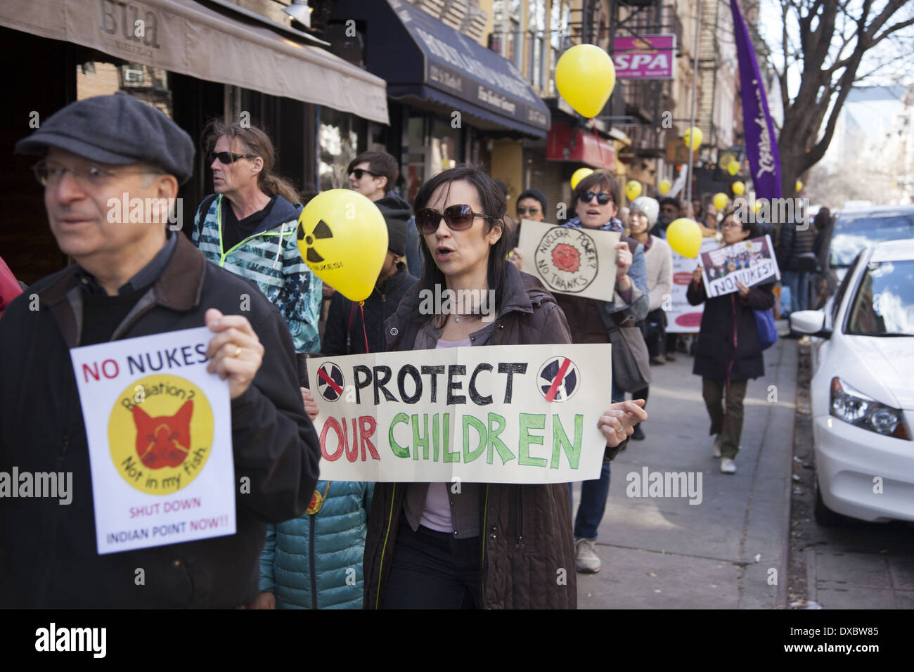 Dimostranti Antinuclear marzo a New York in occasione del terzo anniversario della costante meltdown nucleare disastro a Fukushima, Giappone. Foto Stock