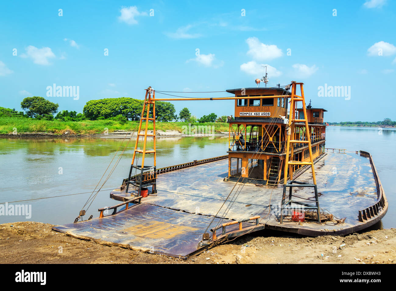 Il vecchio storico traghetto in attesa di prendere i passeggeri lungo il fiume Magdalena e da Mompox, Colombia Foto Stock