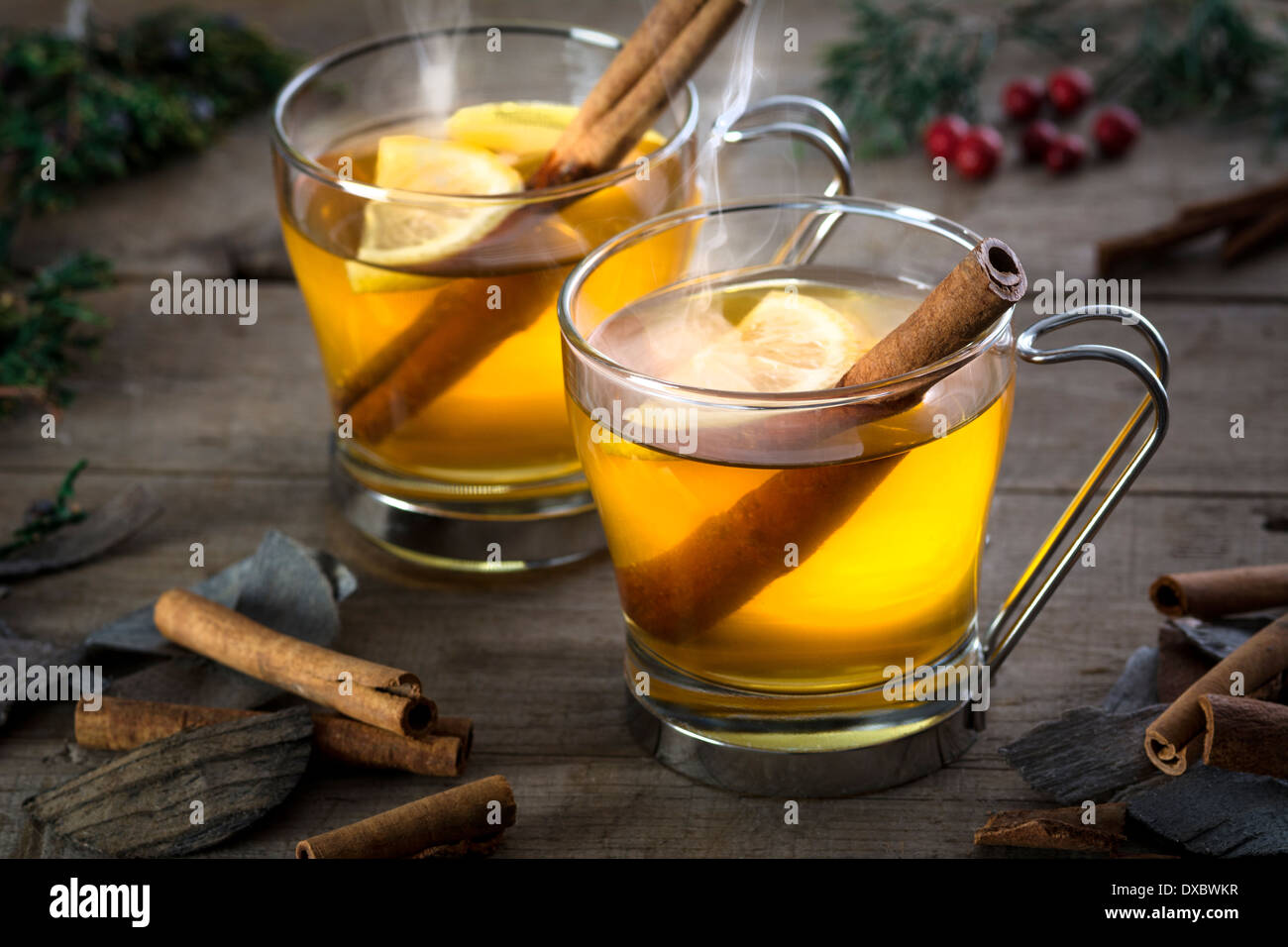 Due hot whisky, rum, Apple o brandy toddy cocktail bevande con cannella impostato su legno rustico Foto Stock