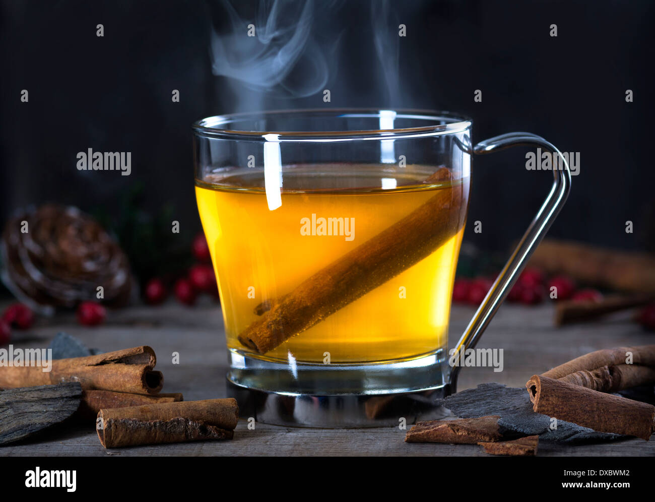 Hot whisky, rum, Apple o brandy toddy cocktail drink con cannella impostato su legno rustico Foto Stock