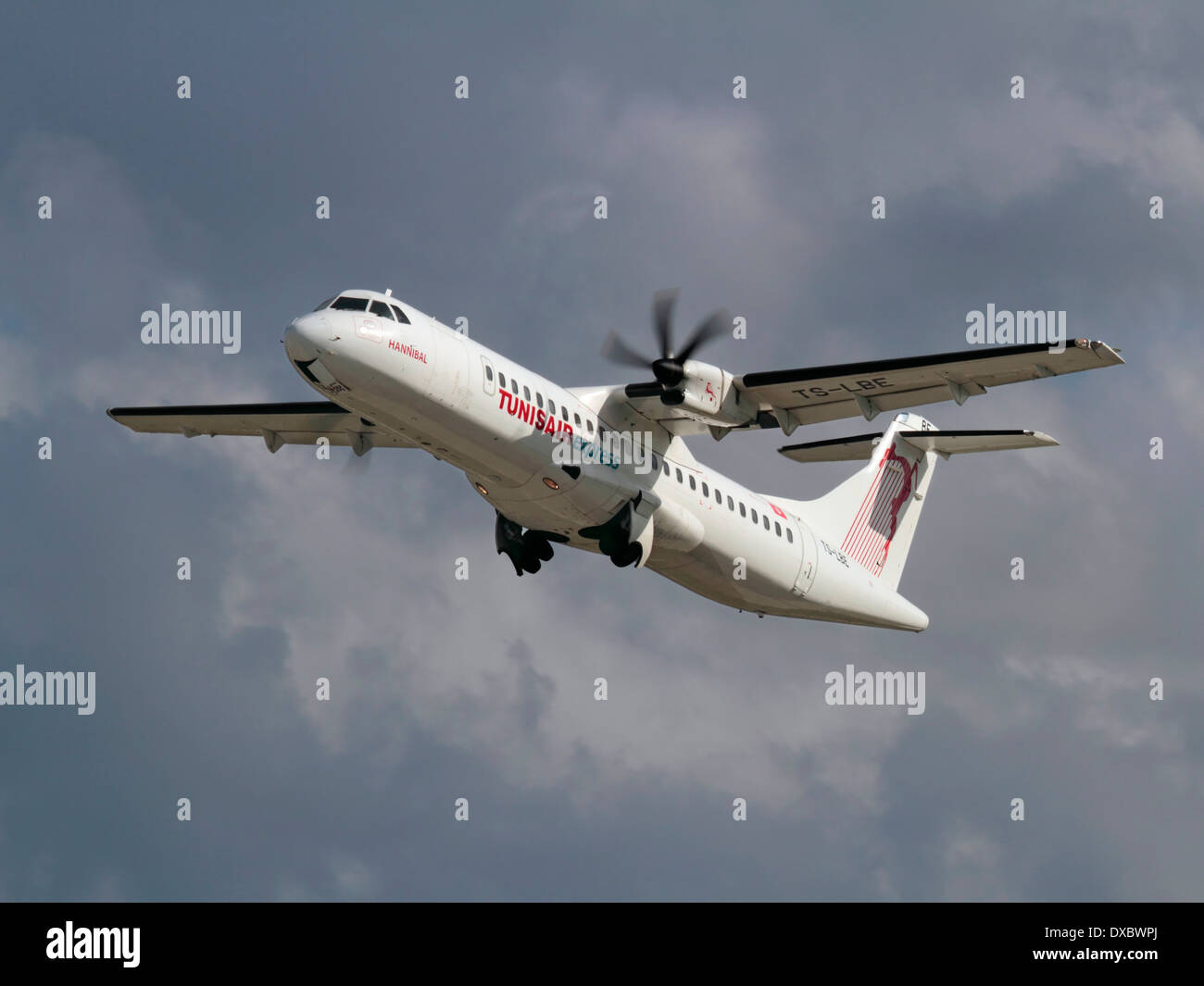 Trasporto aereo a breve distanza. Decollo dell'aereo passeggeri Tunisair Express ATR 72-500 con motore PROPELLER Foto Stock