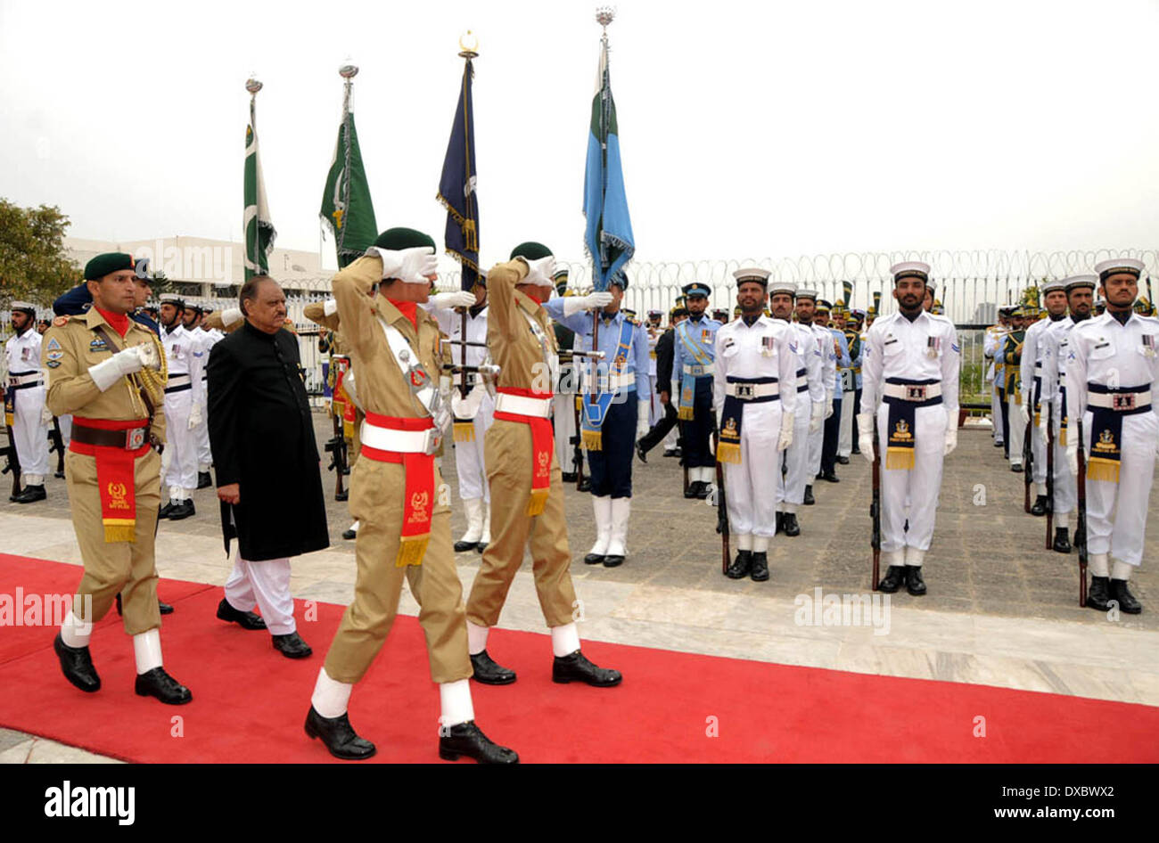 Islamabad, Pakistan. 23 Mar, 2014. Foto rilasciata dalla stampa del Dipartimento Informazioni su Marzo 23, 2014 mostra il Presidente pakistano Mamnoon Hussain (2 L) assiste un Pakistan parata del giorno a Islamabad, Pakistan, capitale del Pakistan. 74a giornata in Pakistan è stata osservata in tutto il paese con entusiasmo e fervore la tradizione di domenica in connessione con la memoria della storica " Pakistan " Risoluzione che è stata approvata il 23 marzo 1940 a gettare le fondamenta per una nuova patria. © PID/Xinhua/Alamy Live News Foto Stock