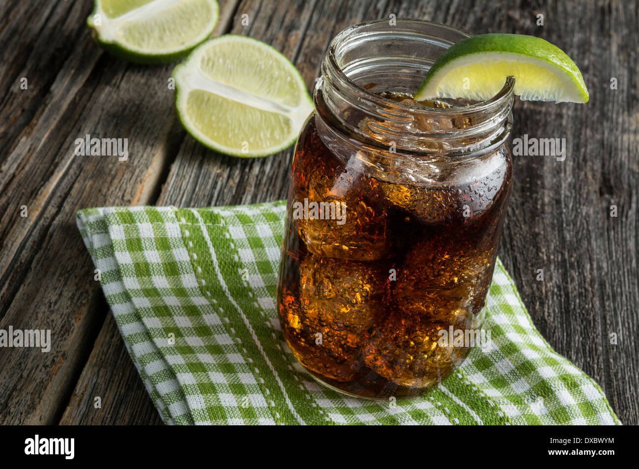 Cuba Libre o rum e coca cola bevande con ghiaccio e calce a mason jar Foto Stock