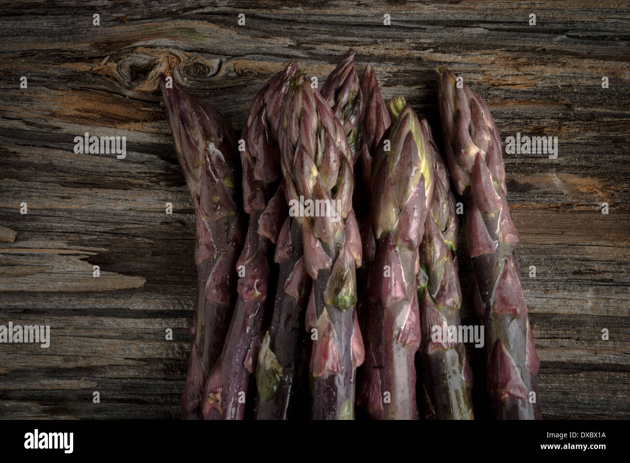 Materie viola gli asparagi in legno rustico in primo piano Foto Stock