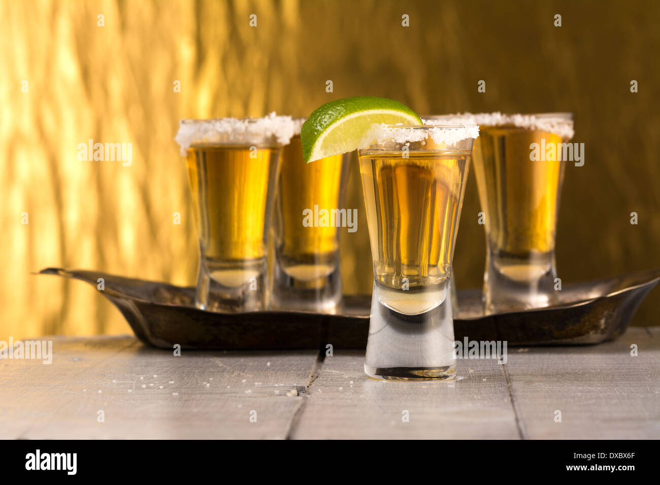 Gruppo di ripasso tequila riprese con lime e sale Foto Stock