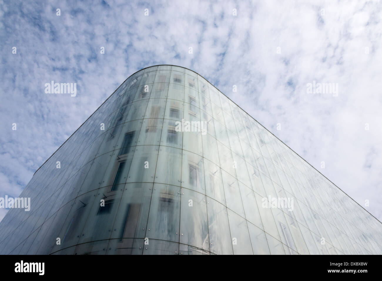 Una vista astratta osservando il tribunale svizzero a Londra REGNO UNITO, un moderno edificio di vetro Foto Stock