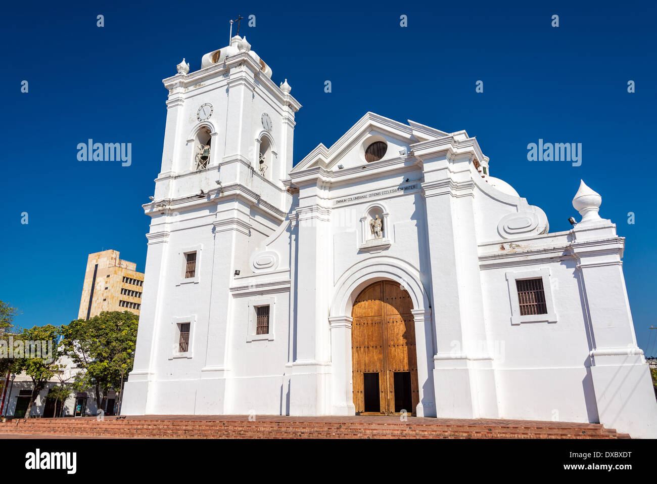 Bianca cattedrale di Santa Marta, la Colombia con un bellissimo profondo cielo blu Foto Stock