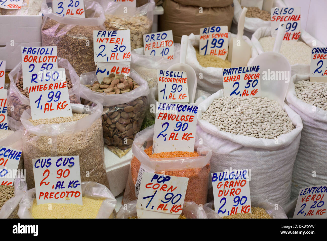 Produzione essiccata per la vendita a San Ambrogio il mercato di Firenze, Toscana, Italia Foto Stock