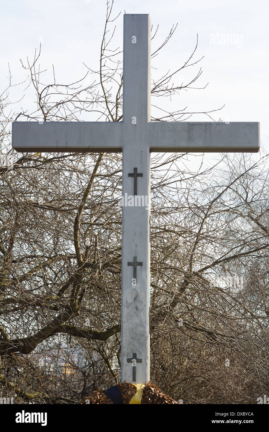 Croce devozionale come simbolo della fede cristiana sulla collina Foto Stock