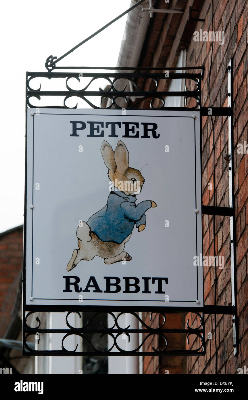 Peter Rabbit shop segno, Stratford-upon-Avon, Warwickshire, Inghilterra, Regno Unito Foto Stock