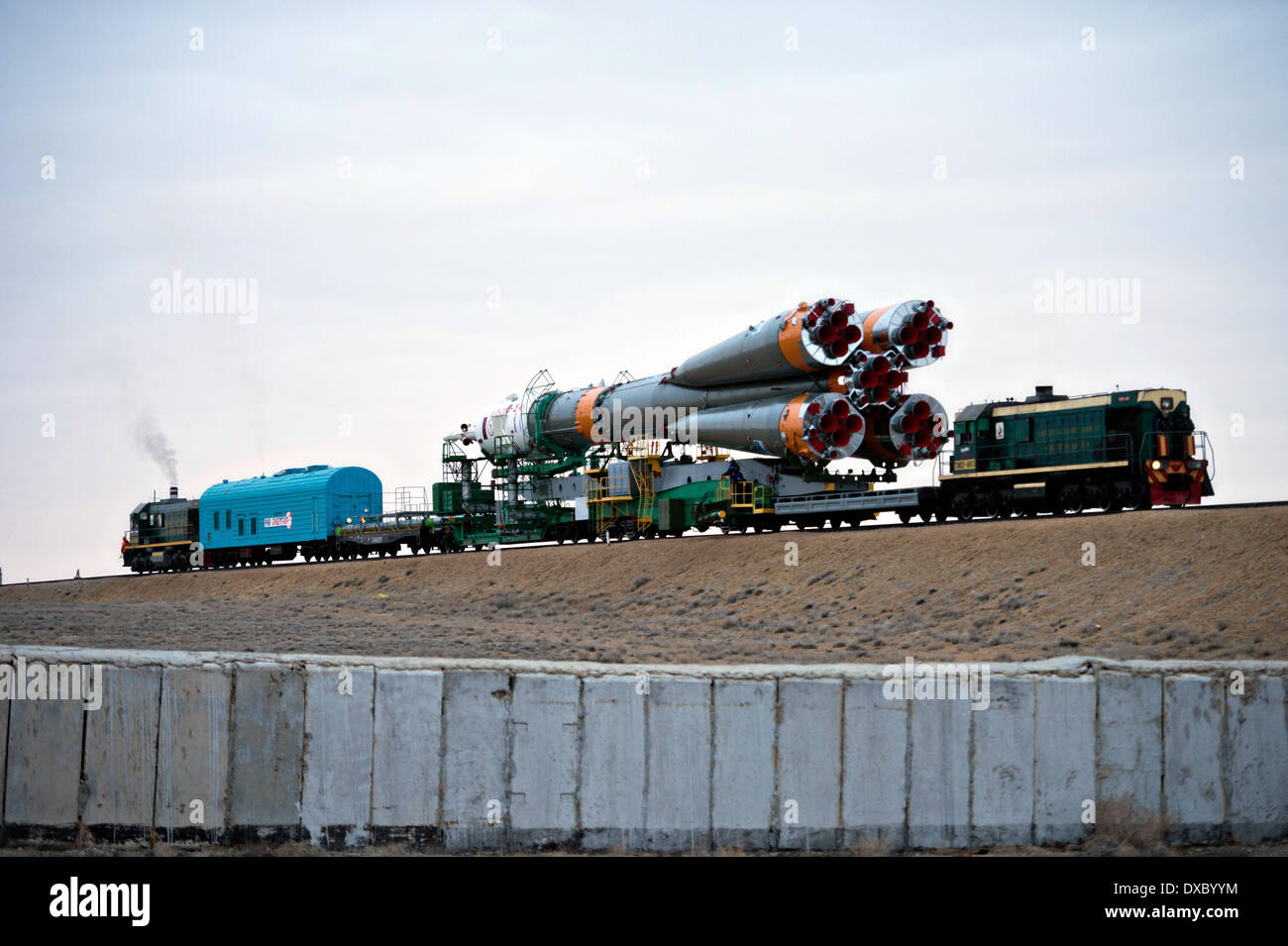 Il Soyuz TMA-12M veicolo spaziale è rotolato fuori dal treno per il lancio al cosmodromo di Baikonur Marzo 23, 2014 di Baikonur in Kazakhstan. Lancio del razzo Soyuz è prevista per il mese di marzo 26 e invierà Expedition 39 Soyuz Commander Alexander Skvortsov di l'agenzia spaziale federale russa, astronauta Steven Swanson della NASA, cosmonauta Oleg Artemyev di Roscosmos su un periodo di sei mesi di missione a bordo della Stazione Spaziale Internazionale. Foto Stock