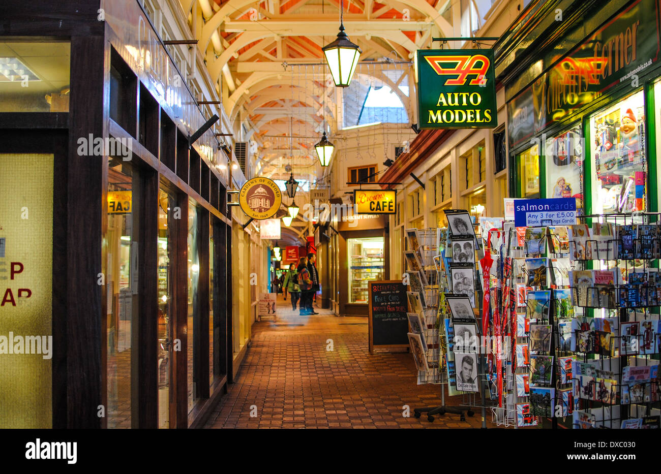 Interno del mercato delle pulci di edifici di Oxford Inghilterra REGNO UNITO Foto Stock